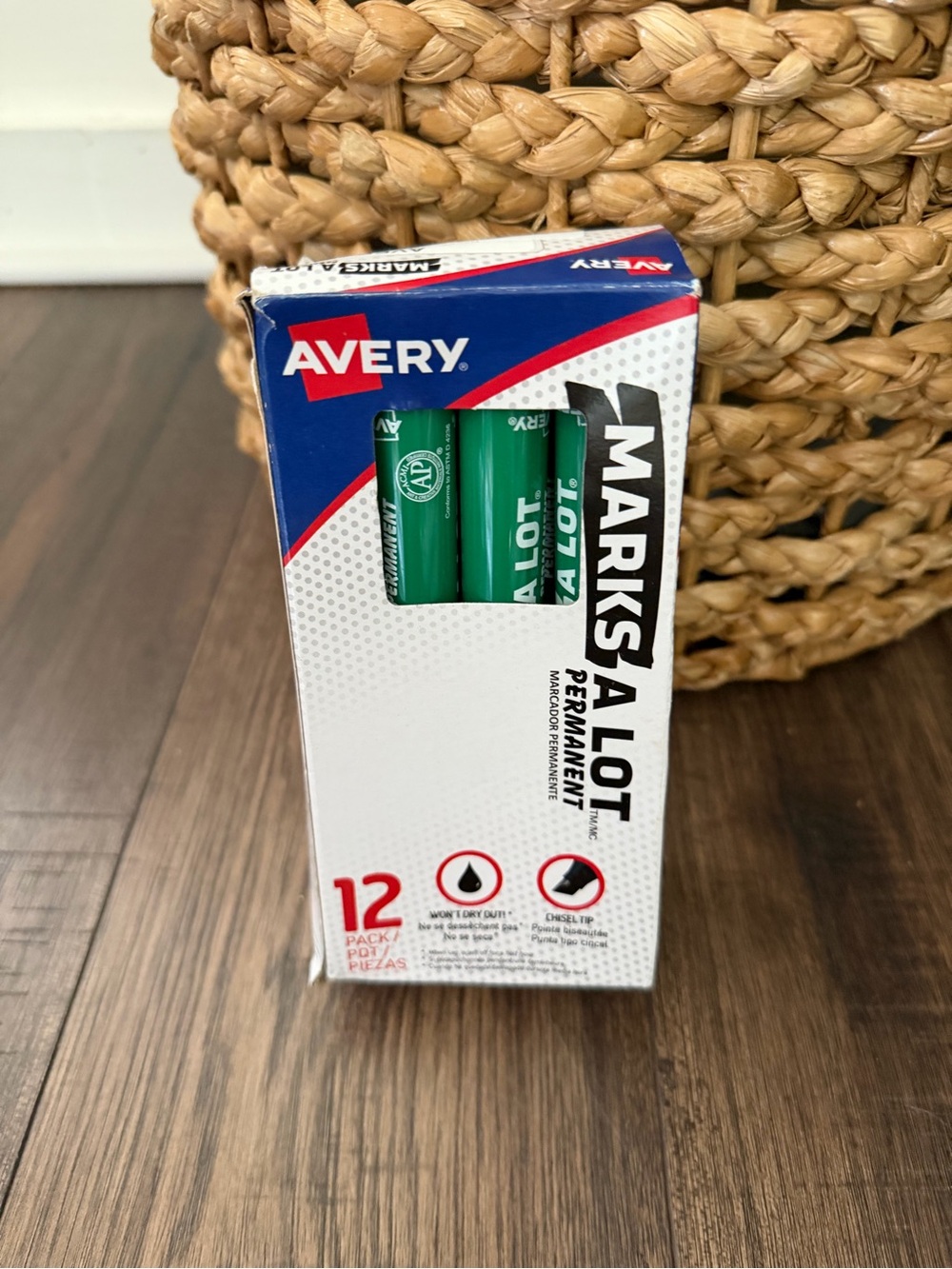 Avery Marks A Lot Permanent Markers, Chisel Tip, 12 Green Markers new